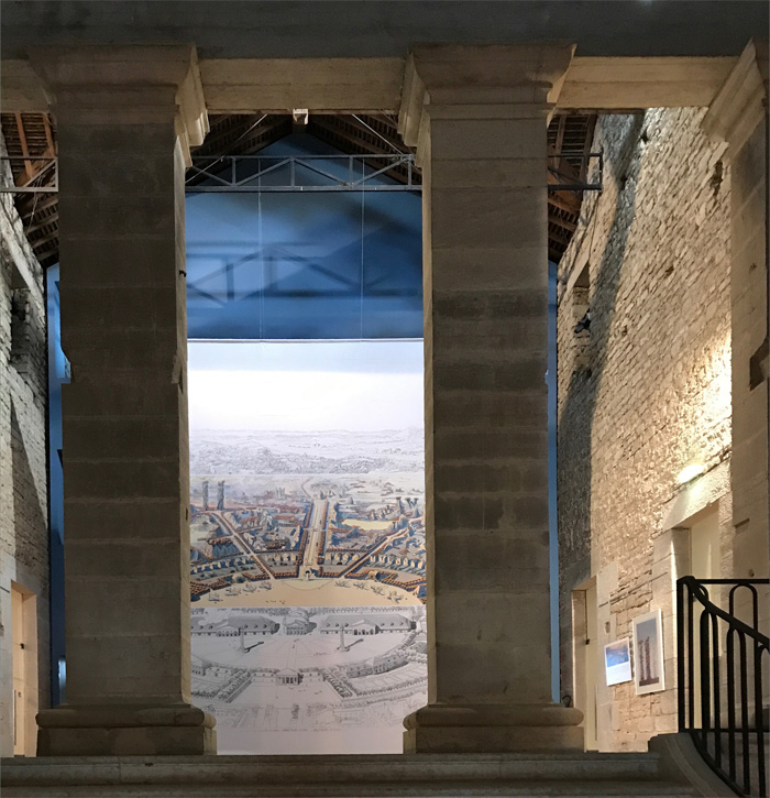 Photo prise à l'intérieur du hall de la Maison du Dicteur avec vue sur le grand panorama.